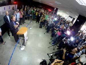 Prefeito faz discurso à imprensa ao lado de autoridades