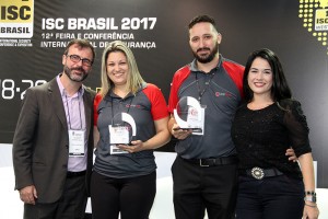 2.Dirigentes da Revista DS parabenizam a equipe Digifort