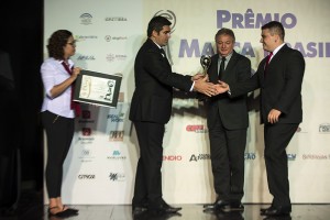 Éric e Bonilha recebem as premiações durante o evento